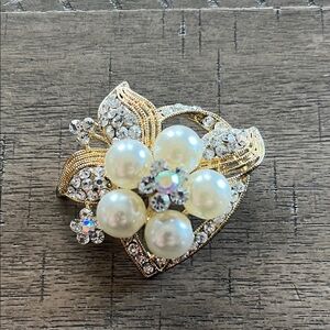 Vintage Gold Pearl and‎ Rhinestone Brooch